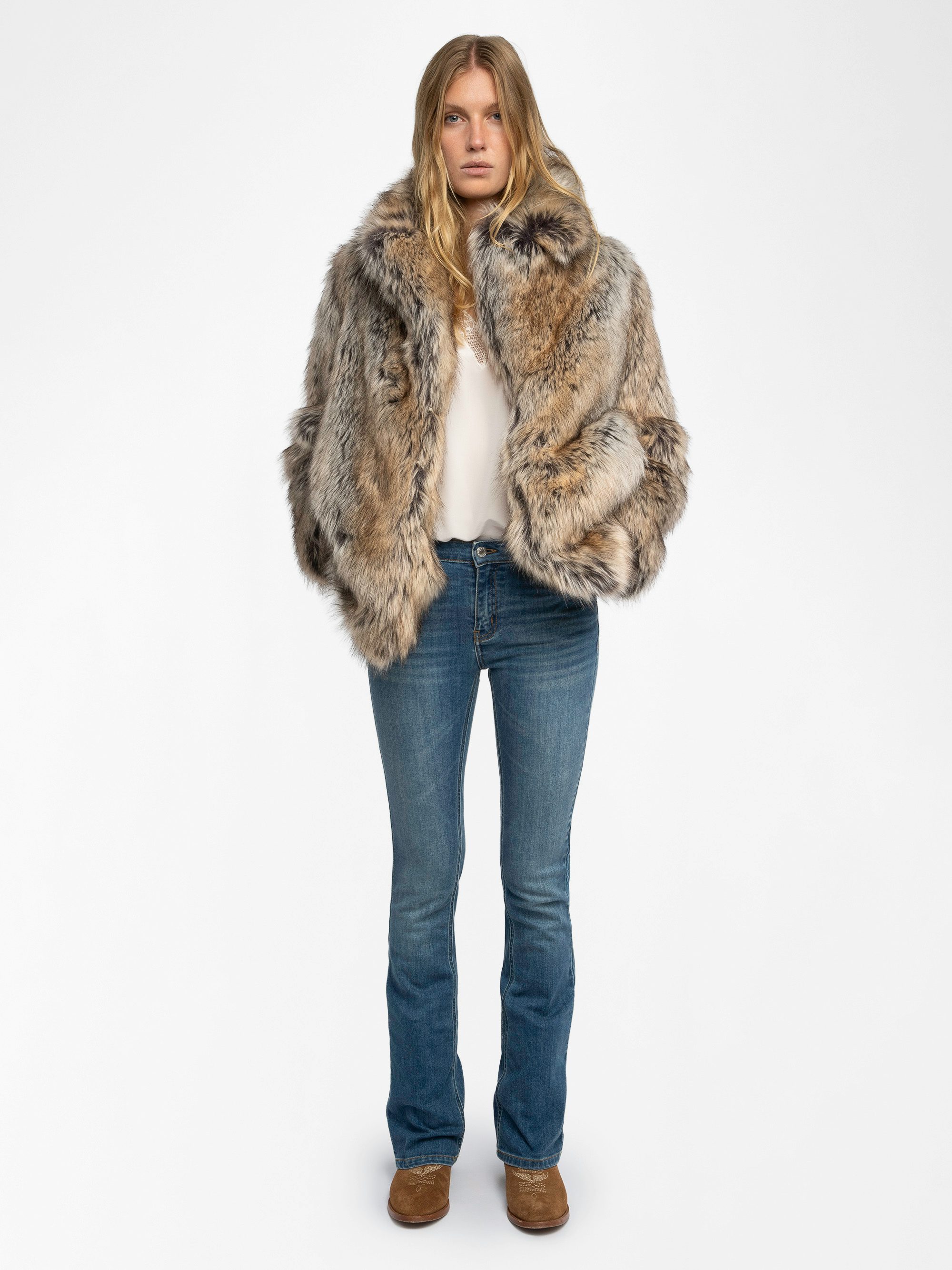 Faune Coat - Short faux fur coat with button fastening.